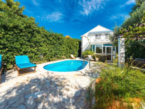 Villa Piano - Four Bedroom Villa with Terrace and Swimming Pool